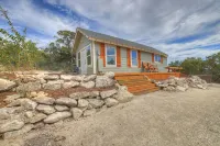 Hot tub, free WiFi, pet friendly, 10 minutes to Canyon Lake/boat ramp