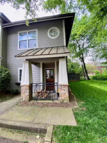 Updated Cottage 1 Bedroom 2 guests Close to Everything Downtown