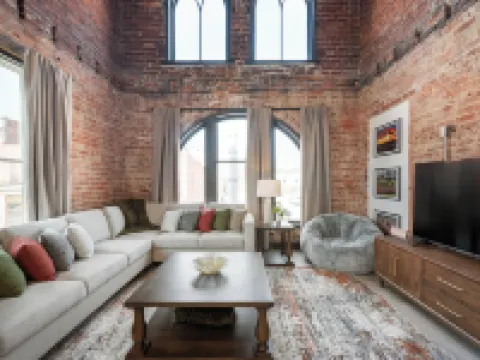 Cozy 1-bedroom apartment in fabulous Wabash with WiFi, AC Hotels in Wabash