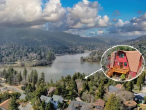 Hilltop 3-bedroom Retreat with Lake Views, AC, EV Charger at Lake Gregory Hotels in Crestline