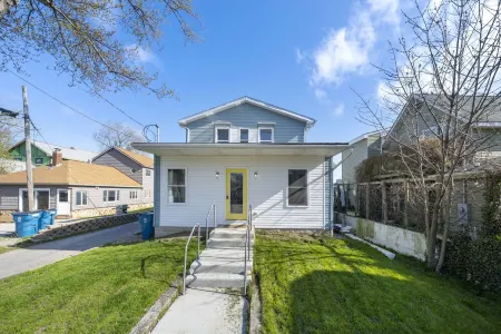 Waterfront Cottage on Lake Erie