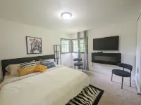 Go Buckeyes!Stylish 3-Level Haven Near OSU,PS5,Skylight, Tailgate-Ready Backyard