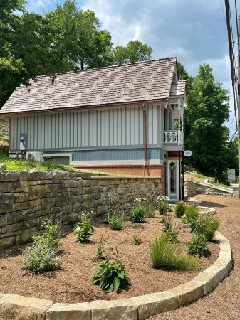 HIstoric Tiny House - Down on Main Street!