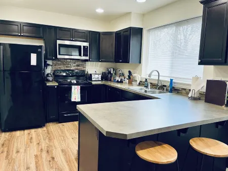 Quiet & backed by trees, centrally located home close to downtown and ferries. Отели в г. Порт Орчард