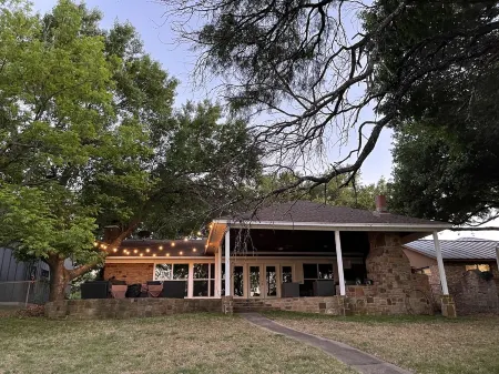 Tranquil Lake LBJ getaway! No boat traffic. Kayak, paddle board & fish in peace!