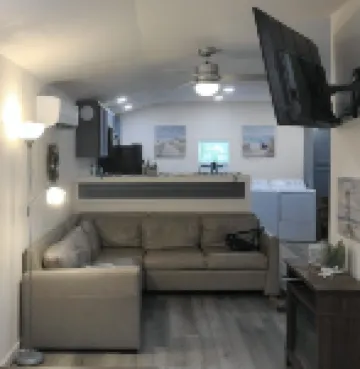 Cute little costal cabin.  One mile from Lake Tenkiller.  Private Spa/Hot Tub