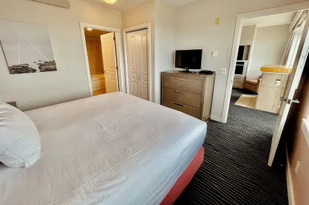 Seaside Getaway: Your Beachfront Resort Retreat on the Promenade. Отели в г. Сисайд