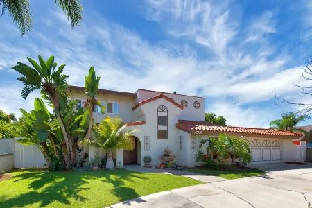 Orange Home with 2 King Bedrooms - Fun Patio Area Отели рядом с достопримечательностью «Университет Чапман»