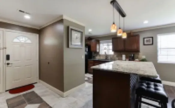 Remodeled WALK-IN Condo Close to 76 Strip No stairs!