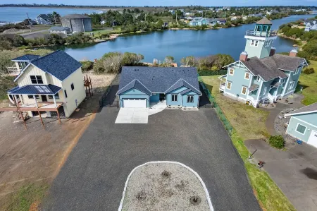 Cozy Cove - Hot Tub, Waterfront & Game room.