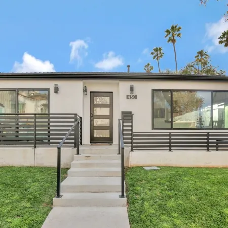 Luxury 2 Bed w/ Huge Sun Deck, A/C, fast WiFi, 10 minute walk to Beach