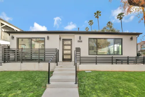 Luxury 2 Bed w/ Huge Sun Deck, A/C, fast WiFi, 10 minute walk to Beach