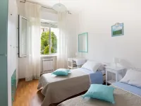 Large and bright, a stone's throw from the castle, balcony, FREE WIFI, A / C, parking space