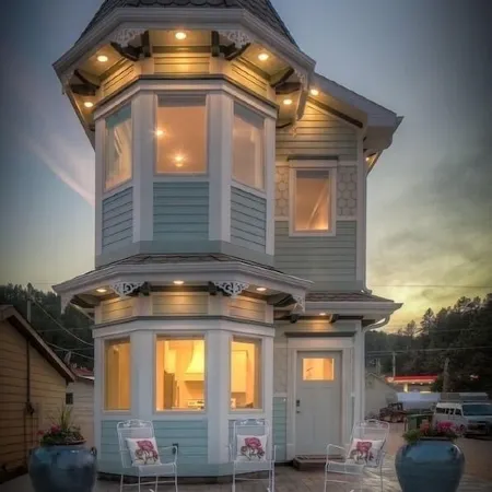 Beautiful Victorian Home/cabin