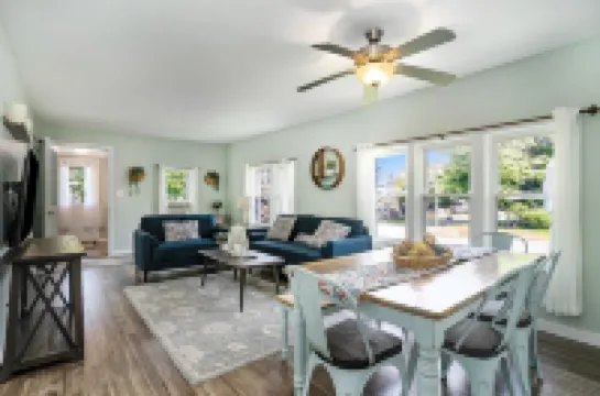 Charming  South Haven Cottage - 5 minute to the beach!