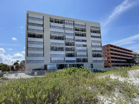 Beach front Condo (1/1) on Indian Shores Отели рядом с достопримечательностью «Тики Гарденс - Индиан-Шорс Бич Аксесс»