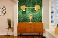 Renovated Art Deco retreat with porch and 2 King Beds, walk to coffee and food!