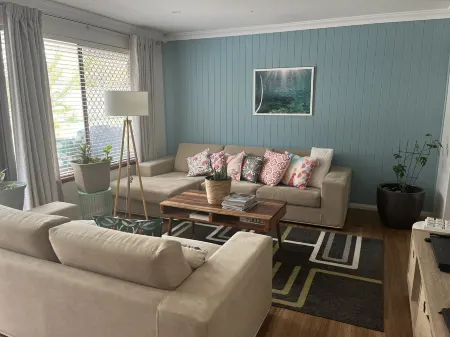 Relaxed family home - 5 min walk to the beach Отели в г. Джограф