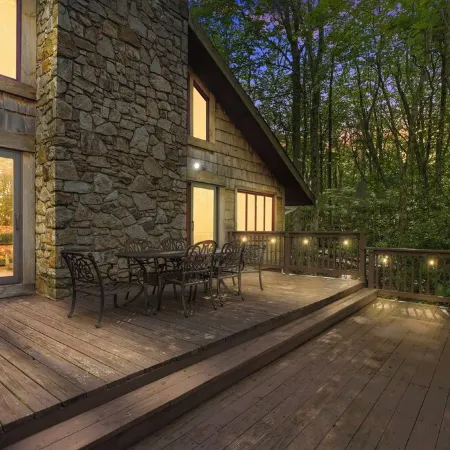 Hot Tub, Pet Friendly, Fenced in Yard, Game Room! 3 Bedroom Cabin, Sleeps 8!