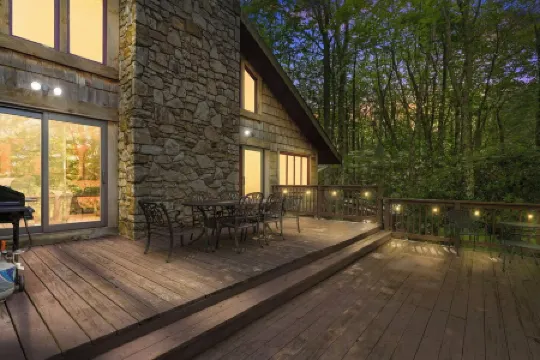 Hot Tub, Pet Friendly, Fenced in Front Yard! 3 Miles to Beech Ski Resort!