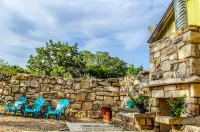 Romantic Ava Haus CABIN. 3 minutes to Main!See our other 4 Ava Haus rentals!