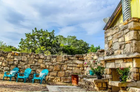 Romantic Ava Haus CABIN. 3 minutes to Main!See our other 4 Ava Haus rentals!