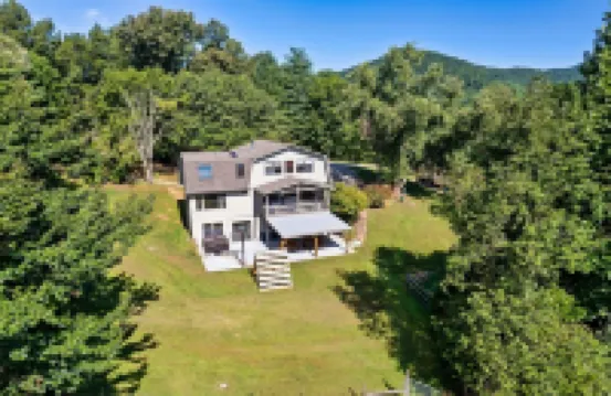 Secluded fully renovated large cabin, with gorgeous mountain views, 5BD, 4BA