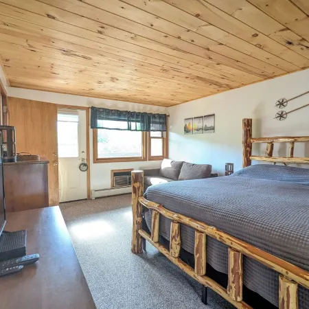 Chalet-styled condo in the heart of the White Mountains; pool / hottub / golfing