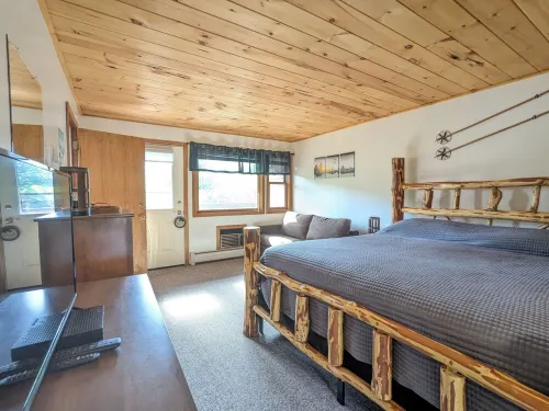 Chalet-styled condo in the heart of the White Mountains; pool / hottub / golfing