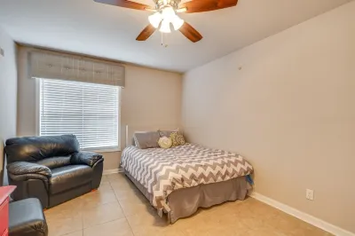 Mighty Mansion w/3,300 SF - 9 mins to Downtown + NCSU. 8 Beds Great for Groups! Institute for Advanced Analytics附近的飯店