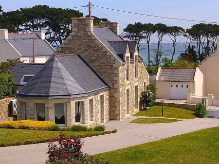 Stone house 300 m from the beach Отели в г. Плугерно