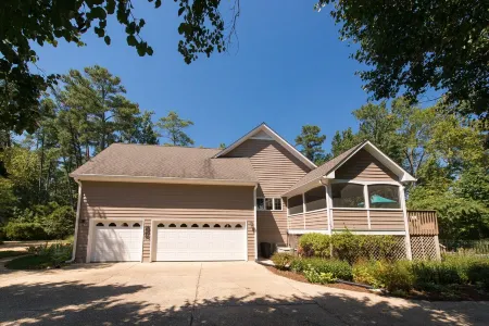 Great home for holidays! Large kitchen, firepit & hot tub, beautiful water views