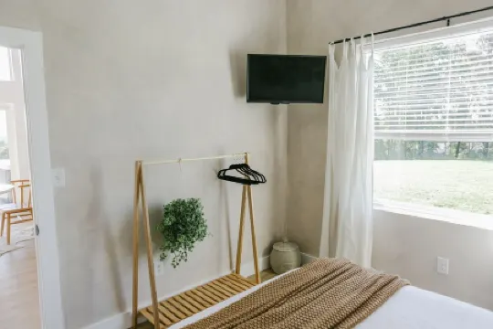 Sky Ridge Lodging- The Luna/ Brand New Cabin/ Amish Country