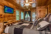 Luxury Log Cabin, View, Super Fast WiFi, NFL Sunday, Arcade, Fishing & 2 Pools!