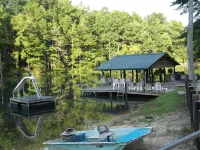 Hawkins Ridge Lodge - Enjoy the Southern Comfort living with a Private Lake