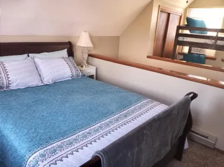 Cozy Garden Cabin Patio, Pool, Pets Just Two Blocks to the Lake and Fishing Dock