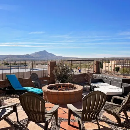 TURTLEBACK OASIS! Mins to Lake, Hot Springs & Golf