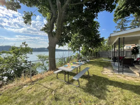 Right on the River! walking to town/artpark/docks Отели в г. Льюистон