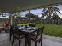 Super Modern ~3 miles to Beach~ Large Yard/Patio & BBQ โรงแรมในฮาลเลนเดล บีช