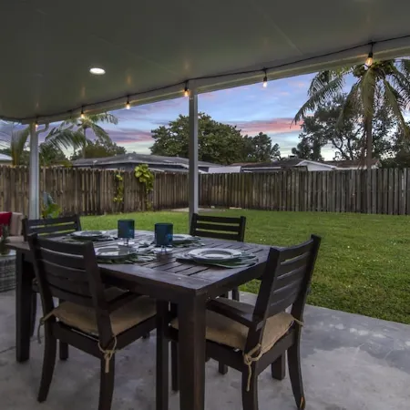 Super Modern ~3 miles to Beach~ Large Yard/Patio & BBQ Отели в г. Халландейл Бич