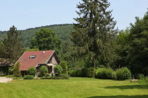 Very Beautiful  Cottage on the Riverside, Quiet in a Green Setting