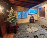 Romantic Cozy (Heated/AC) Clean Cabin Near Ohio Side Pymatuning Lake