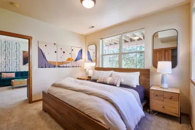 Luxurious and Pristine Winter Park Cabin w Deck Views & Private Hot Tub