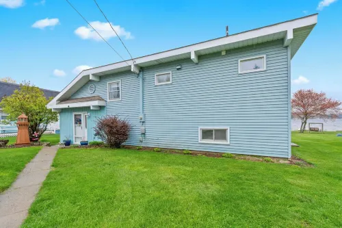 LAKEFRONT RETREAT with private dock, Relax, play & gather with family & friends.