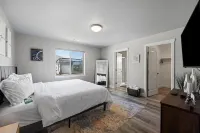 New house!! Outdoor Hot tub with beautiful sunset views