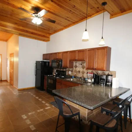 Athens City 2 bedroom, 1 bath, in town, walk to restaurants, FREE WiFi, Parking Отели в г. Атенс