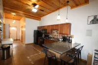 Athens City 2 bedroom, 1 bath, in town, walk to restaurants, FREE WiFi, Parking