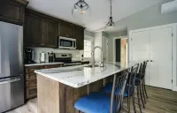 New - stunning Keuka lake views. Minutes to wineries, breweries & distilleries