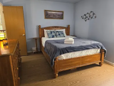 Ruby's private 2-bedroom home with parking. Recently renovated with flooring. Hotels near Zap Zone Glo-Golf