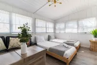 Peaceful Lakefront Retreat! Family & Dog Friendly w/ Private Hot Tub! فنادق في 